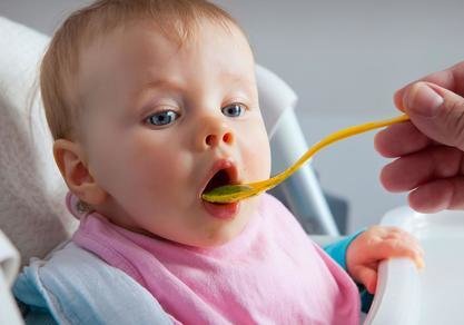 głodne dziecko je łyżeczką