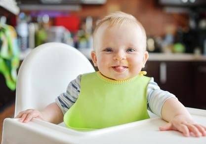 urocze uśmiechnięte dziecko jest szczęśliwe po jedzeniu