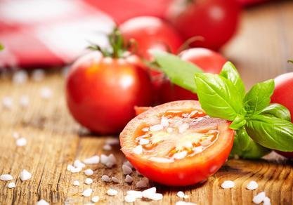 pomidory z solą i bazylią