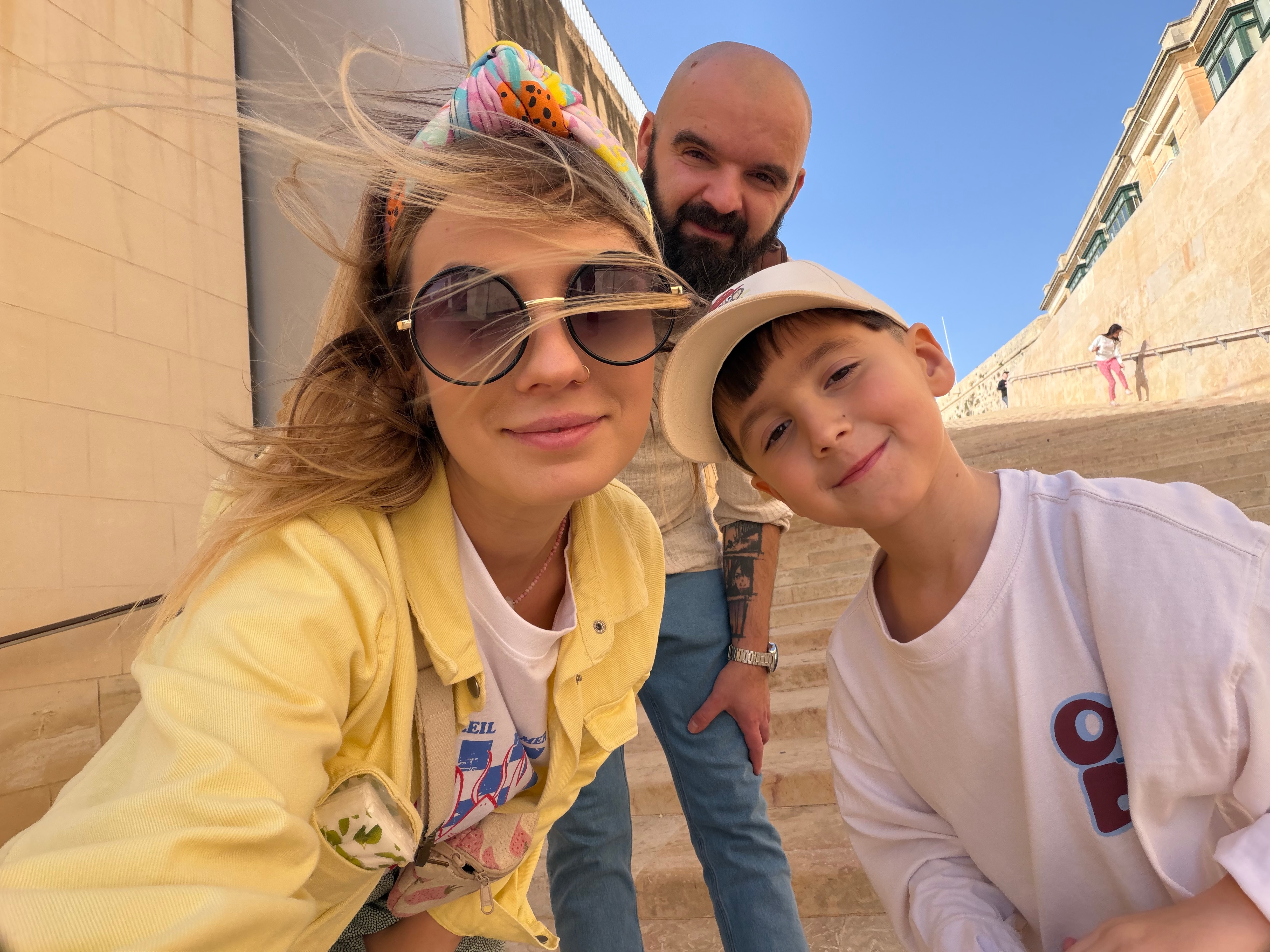 Selfie uśmiechniętej rodziny