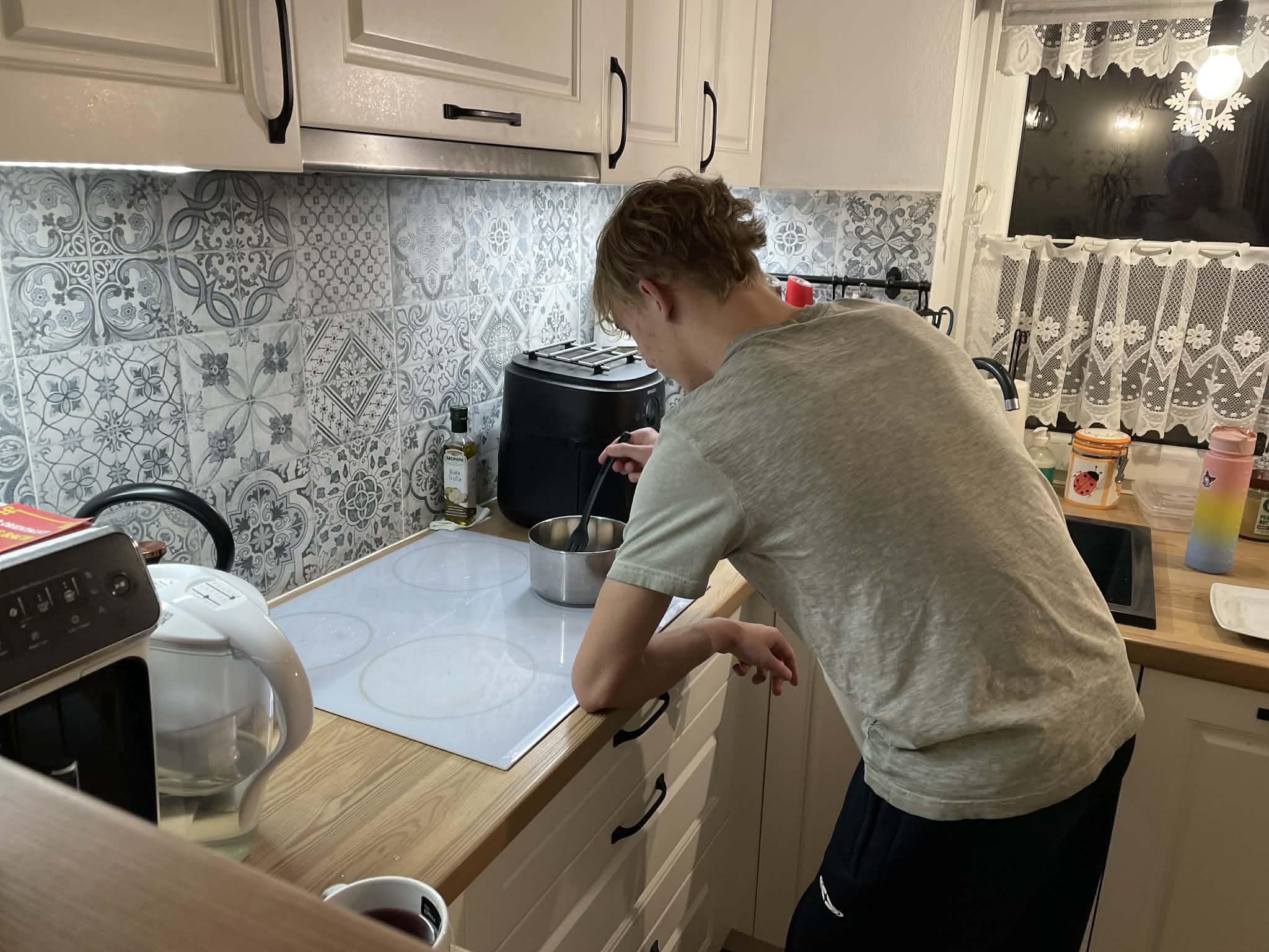 Nastolatek z PKU samodzielnie przygotowuje sobie posiłek