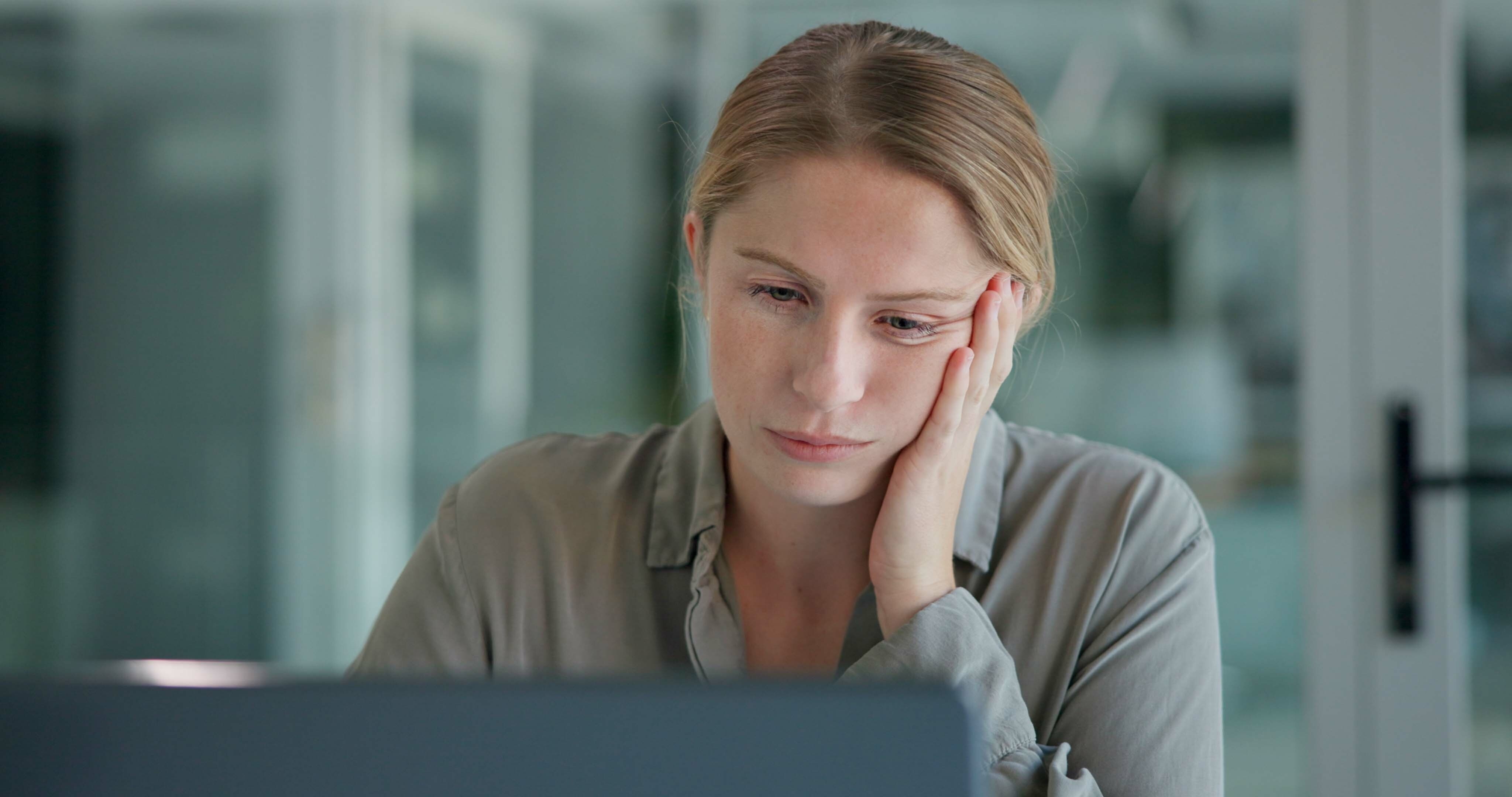 Kobieta z objawami mgły mózgowej w PKU (fenyloketonurii)