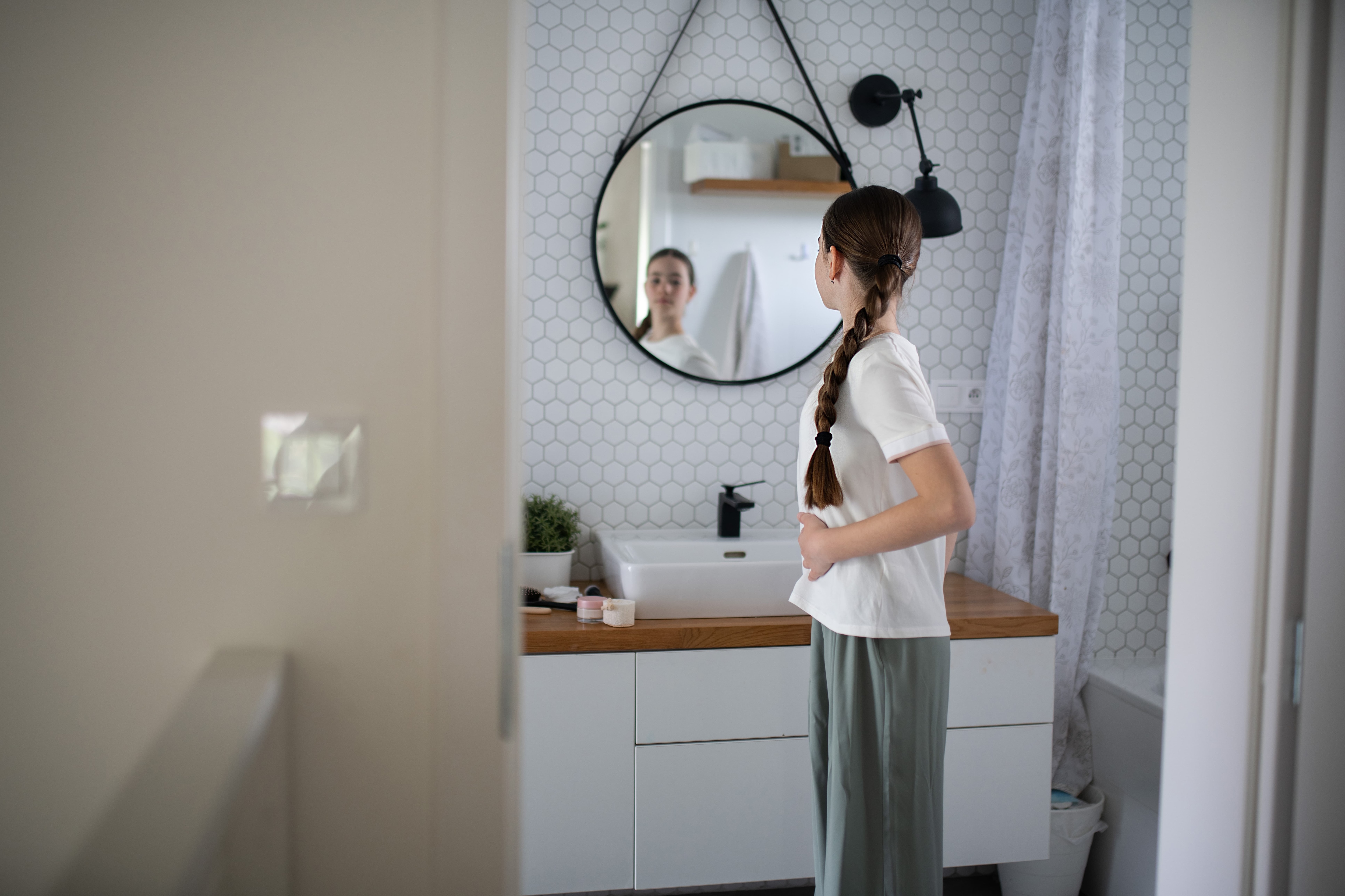 Nastolatka z PKU przegląda się w lustrze