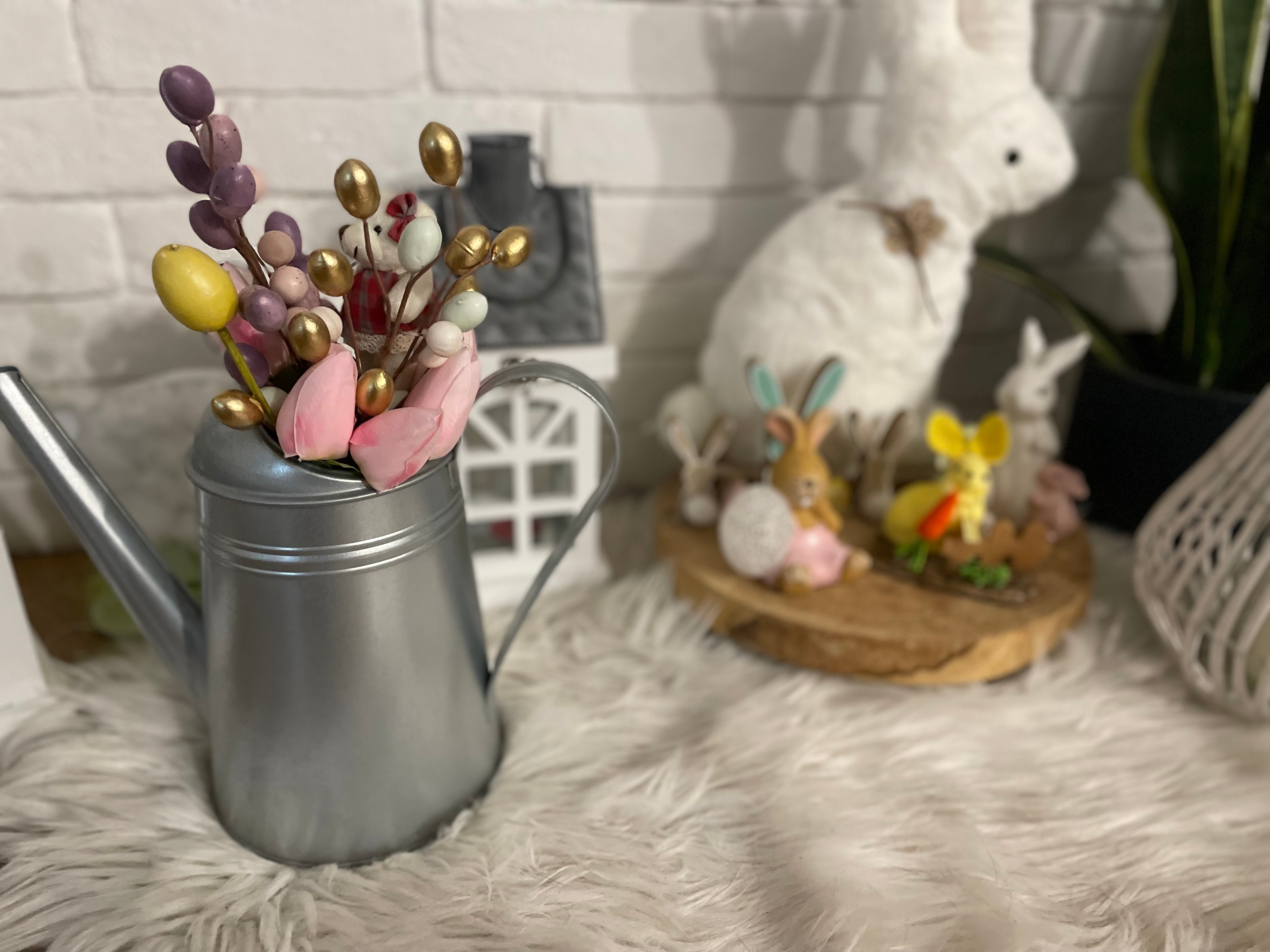 Tradycyjne dekoracje wielkanocne na świąteczny stół z niskobiałkowymi daniami