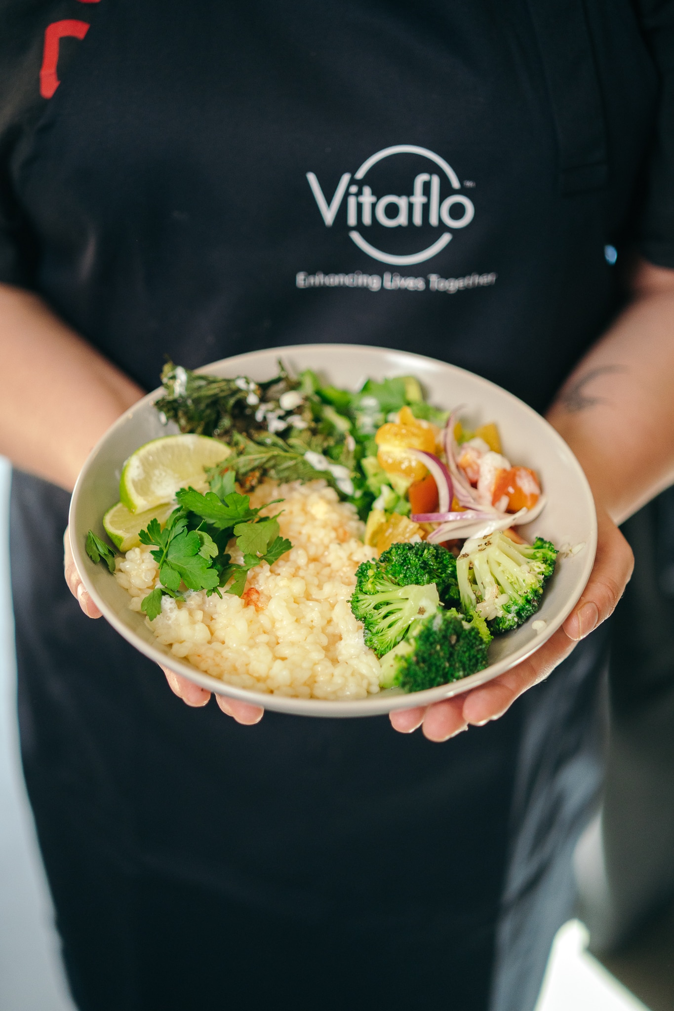 BOWL Z RYŻEM, AWOKADO, WARZYWAMI I SOSEM JOGURTOWYM