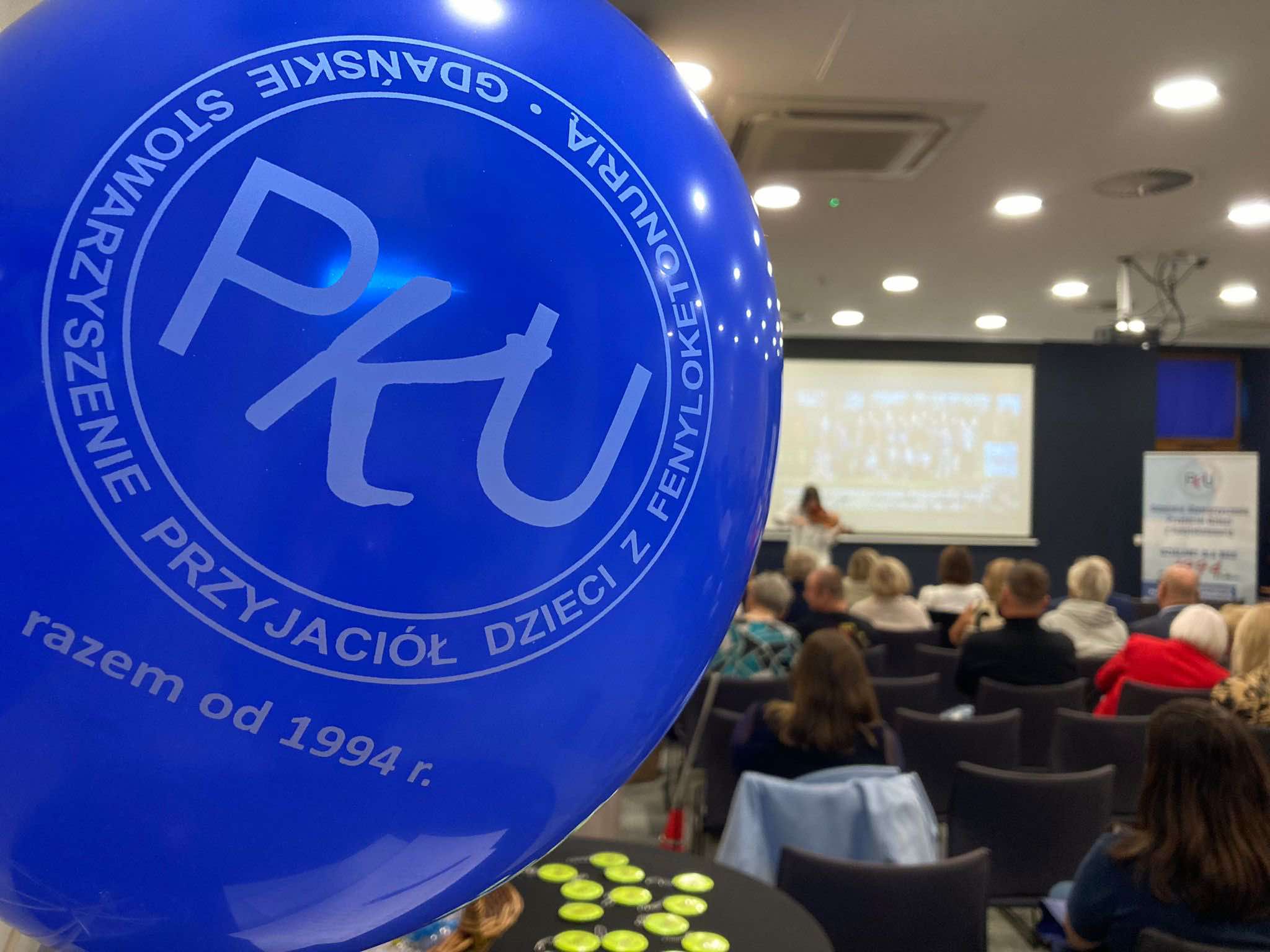 Niebieski balon z logo stowarzyszenia "PKU"