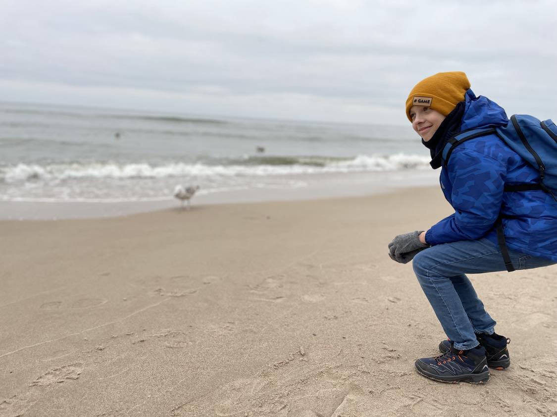 Chłopiec na plaży zimą