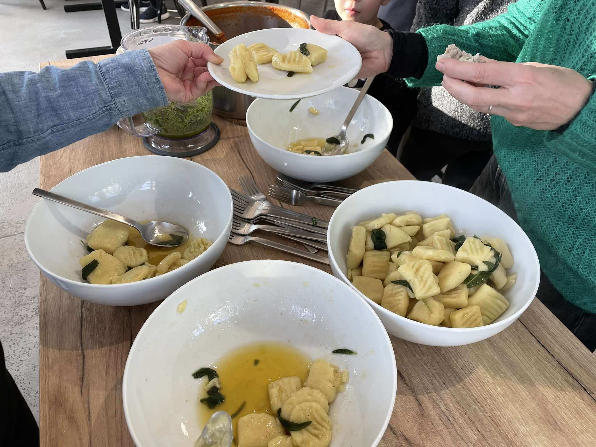 gnocchi z ziemniaków z sosem szałwiowym