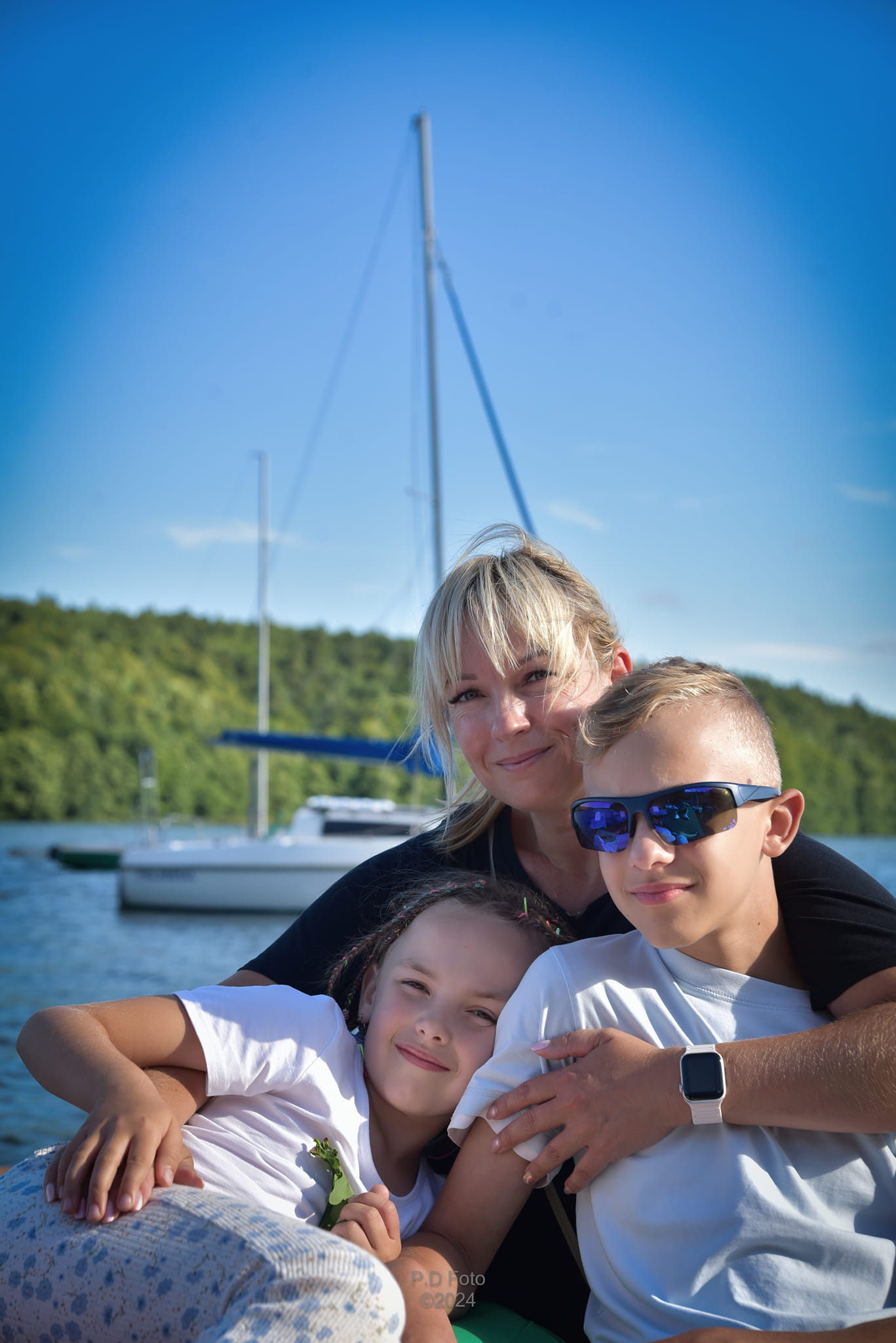 Mama z dwójką dzieci nad wodą