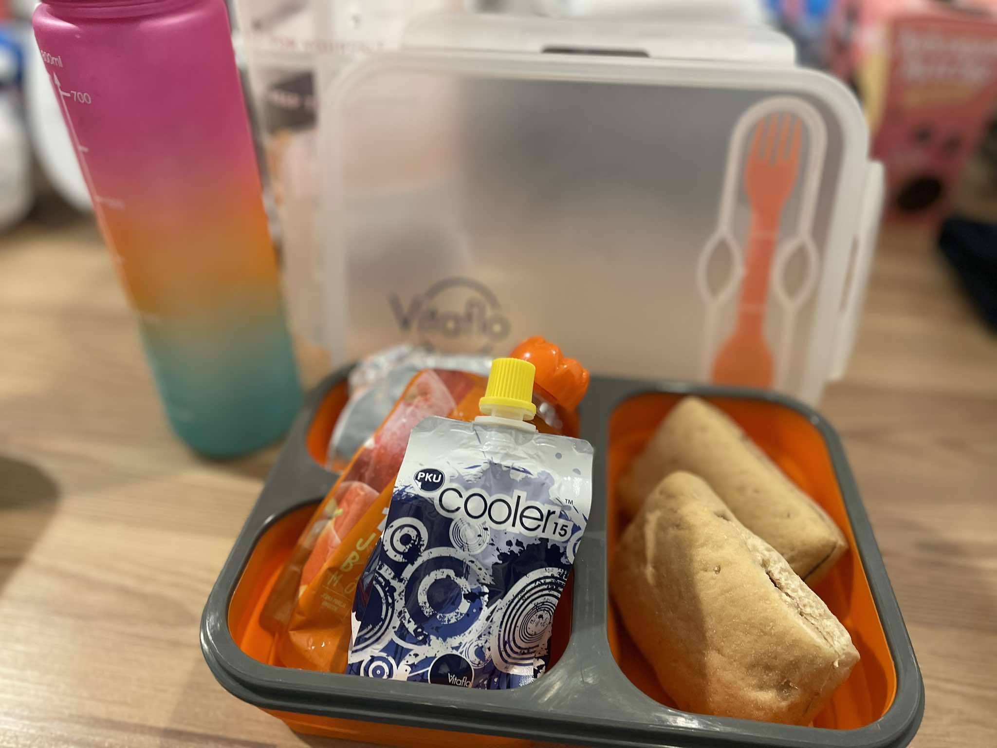 Pojemnik na lunch z kanapkami i preparatem w saszetce "PKU cooler15"