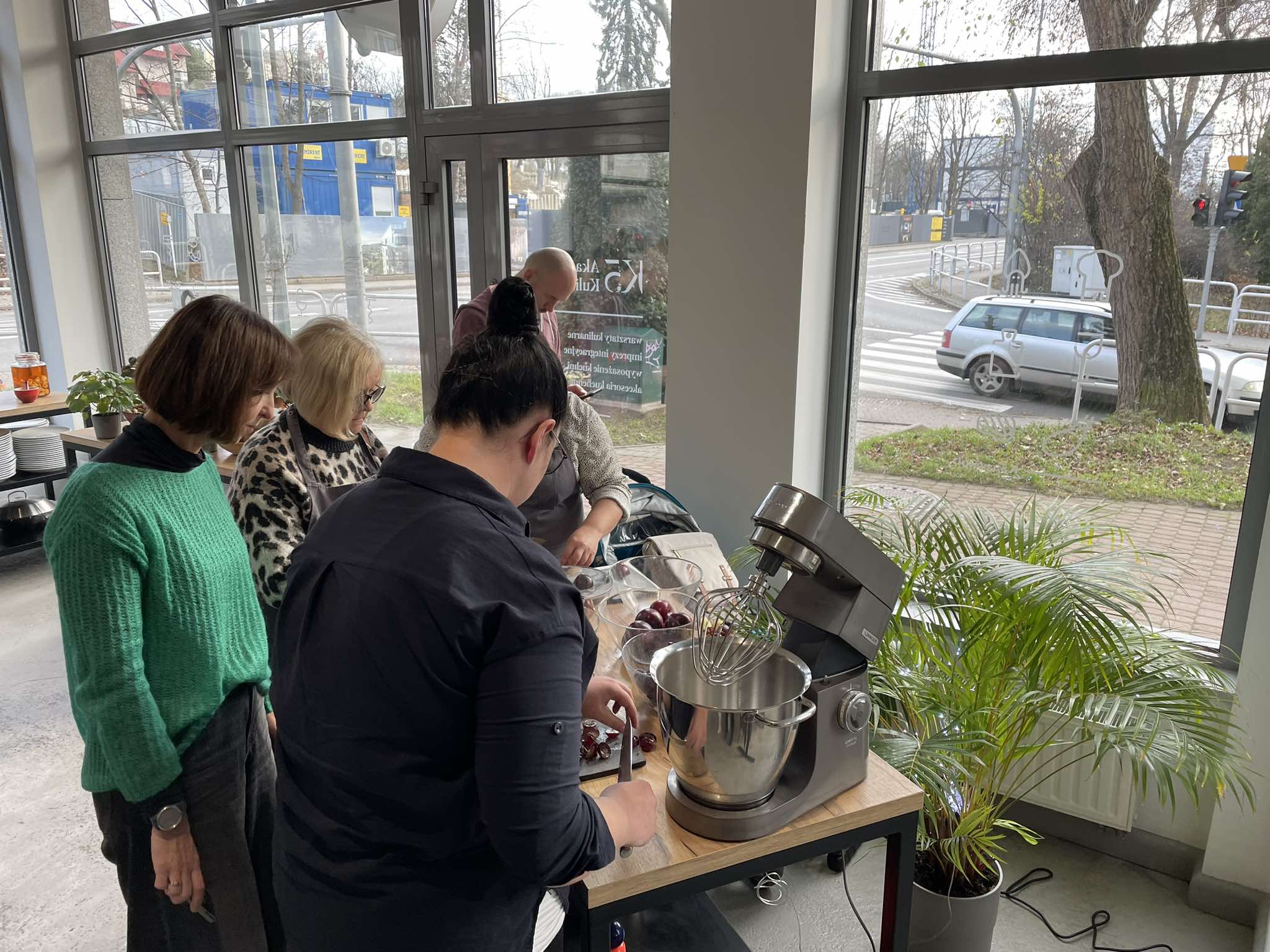 Przygotowywanie potraw podczas warsztatów kulinarnych „Chleb i nie tylko”